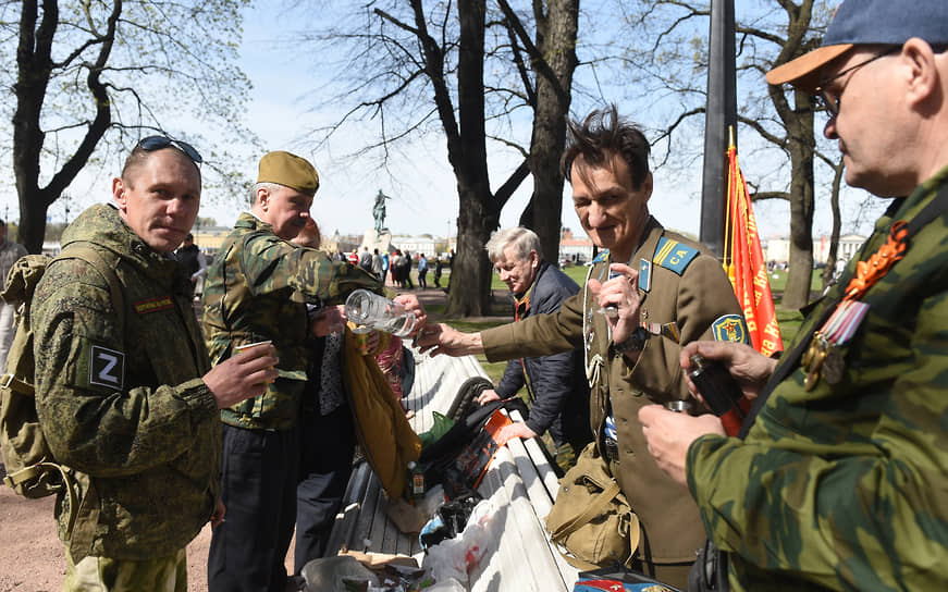 Ветераны войны в Афганистане и участники СВО празднуют День Победы в Александровском саду