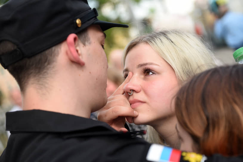 Девушка прощается с призывником отправляющимся к месту прохождения срочной службы в рядах Вооруженных Сил Российской Федерации
