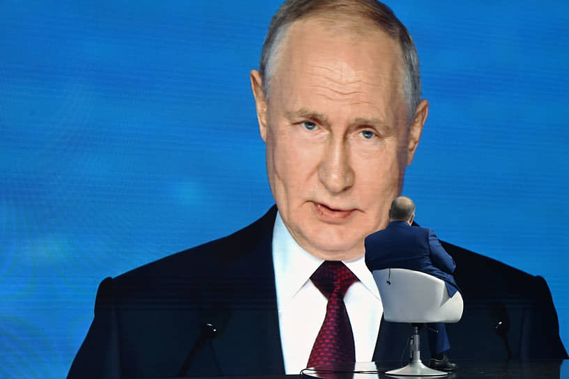 Президент Россия Владимир Путин во время пленарного заседания
