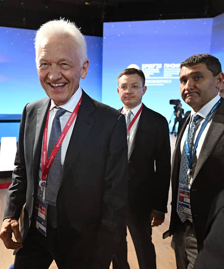Владелец инвестиционной группы Volga Group Геннадий Тимченко (слева) во время форума