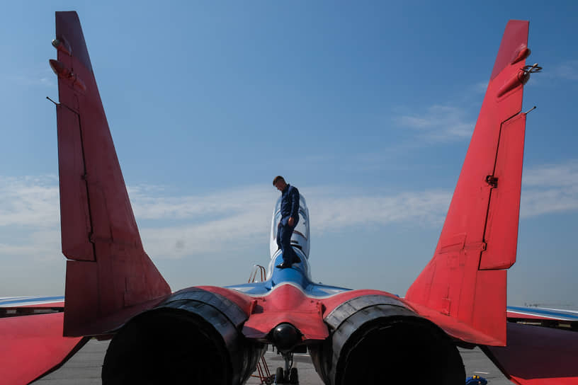 Пилот самолета МиГ-29 пилотажной группы «Стрижи» перед взлетом для выступления в рамках церемонии открытия XI Международного военно-морского салона в Кронштадте