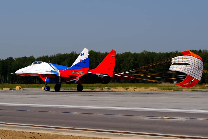 Посадка самолетов МиГ-29 пилотажной группы «Стрижи» на аэродроме в п.Левашово  после показательных выступлений на &quot;МВМС-2023&quot; в Кронштадте