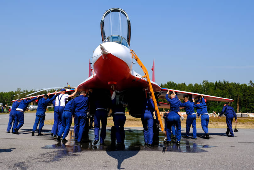 Пилоты самолетов МиГ-29 пилотажной группы «Стрижи» после посадки