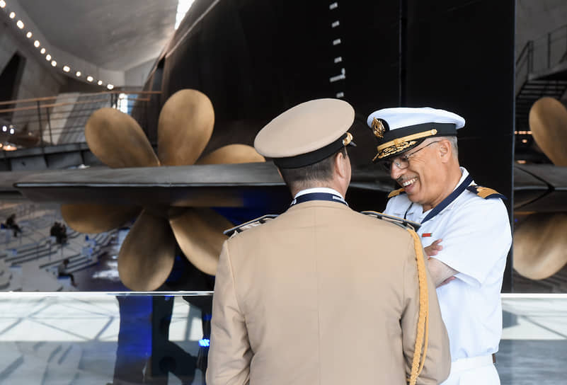 Иностранные военнослужащие во время осмотра экспозиции предприятий кораблестроительной отрасли