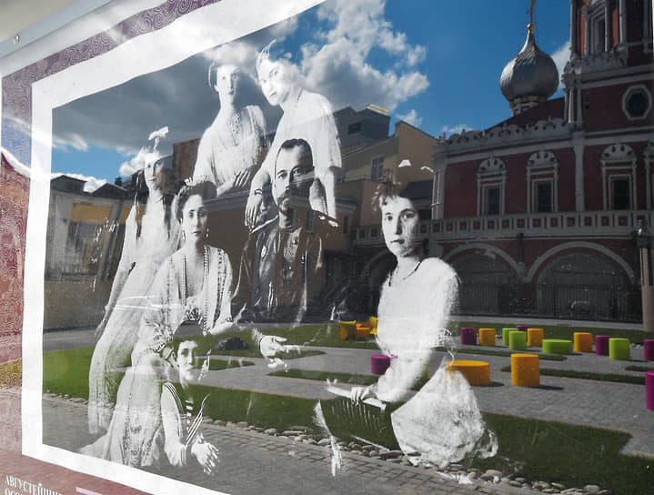 Фотография семьи Романовых на выставке &quot;Августейшие особы&quot; во внутреннем дворе делового квартала в Романовом переулке
