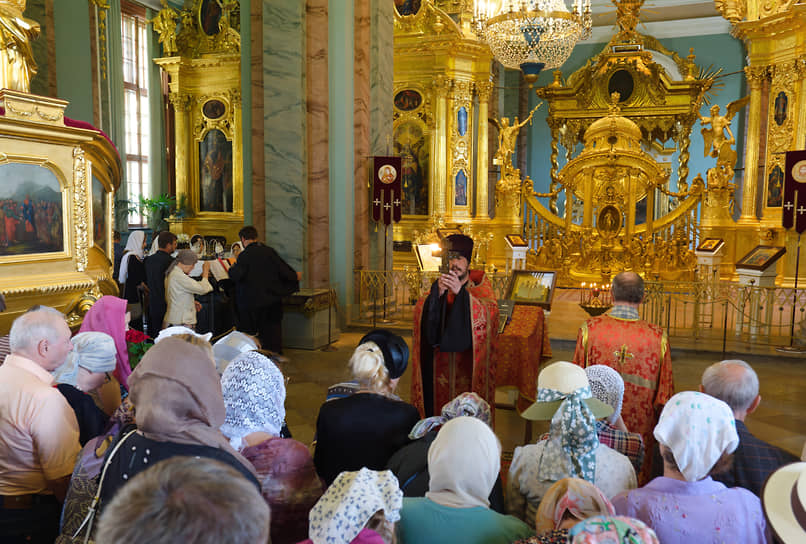 Торжественный молебен в память о 105-й годовщине гибели семьи императора Николая II и 25-летию захоронения останков в Петропавловском соборе. Во время молебна в этот день были впервые за 25 лет после похорон названы имена царской семьи 