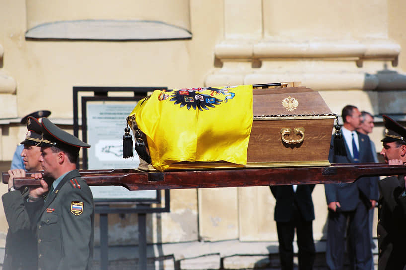 17.07.1998. Офицеры ВС РФ несут гроб с останками императора Николая II к месту захоронения в Петропавловском соборе