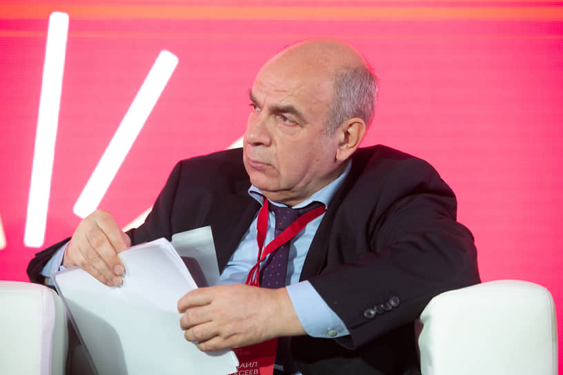 Президент-председатель правления банка «Открытие» Михаил Алексеев во время панельной дискуссии

