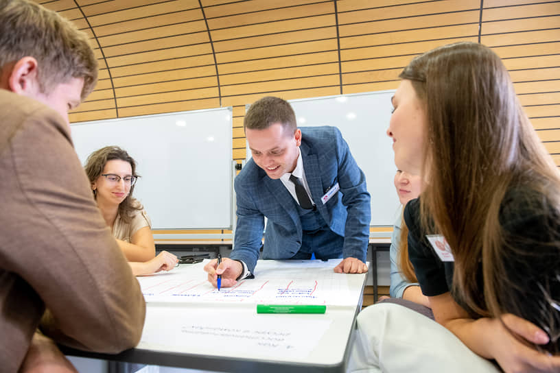 Студенты ВШМ СПбГУ  во время командного брейнстора с элементами design thinking: «Управление командой в новой реальности»