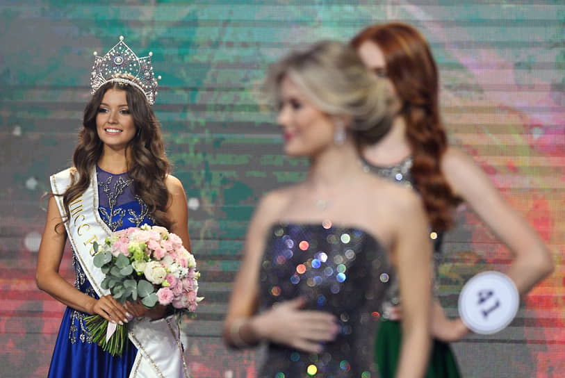 Победительница конкурса «Мисс Россия 2023» Маргарита Голубева из Санкт-Петербурга (слева) в короне из белого золота