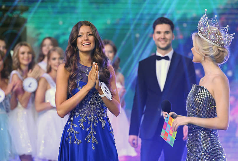 Победительница конкурса «Мисс Россия 2023» Маргарита Голубева (слева) и обладательница титула «Мисс Россия 2022» Анна Линникова (справа) на церемонии награждения