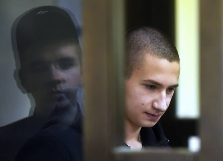 Судебное заседание по делу гимназиста Егора Балазейкина (справа), обвиняемого в поджоге двух военкоматов, в 1-м Западном военном окружном суде