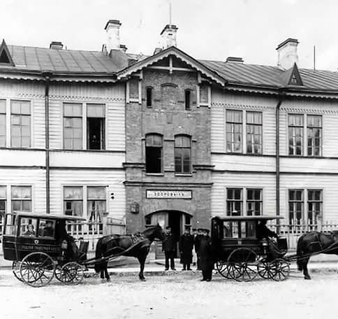 19 марта 1899 года в Петербурге была организована первая станция скорой помощи