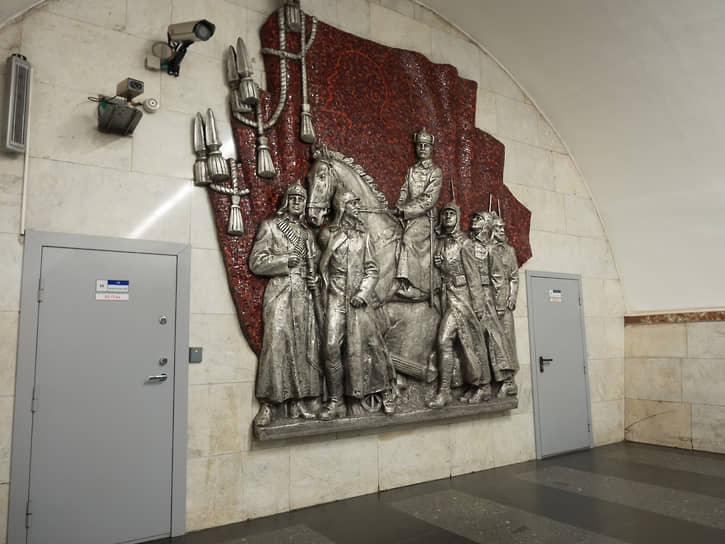 Барельеф из алюминия и красной смальты, с изображением М. В. Фрунзе в подземном вестибюле станции метрополитена «Фрунзенская»