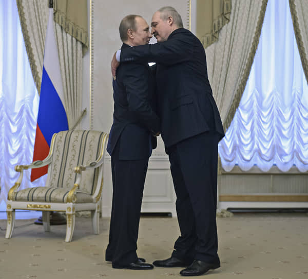 В день трагедии президент России Владимир Путин находился в Петербурге. Глава государства встречался в городе с президентом Белоруссии Александром Лукашенко
