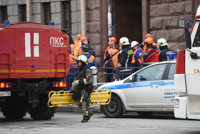Правоохранительные органы и службы спасения возле станции метро «Технологический институт» после теракта
