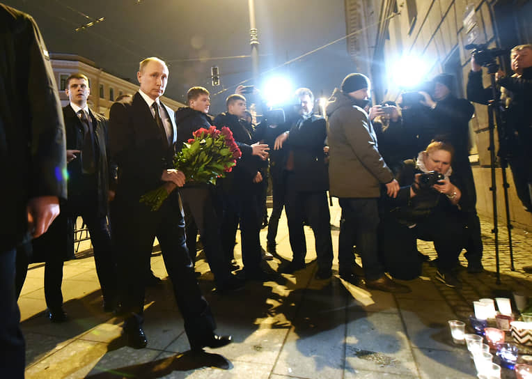 Вечером 3 апреля Владимир Путин возложил букет красных роз у станции метро «Технологический институт» в память о жертвах теракта
