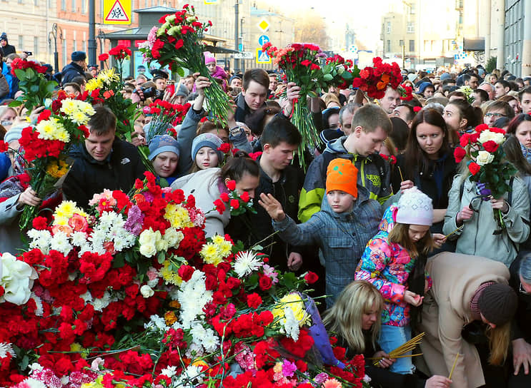 После трагедии в Петербурге был объявлен трехдневный траур. Жители города несли цветы к станциям метро «Сенная площадь» и «Технологический институт»
