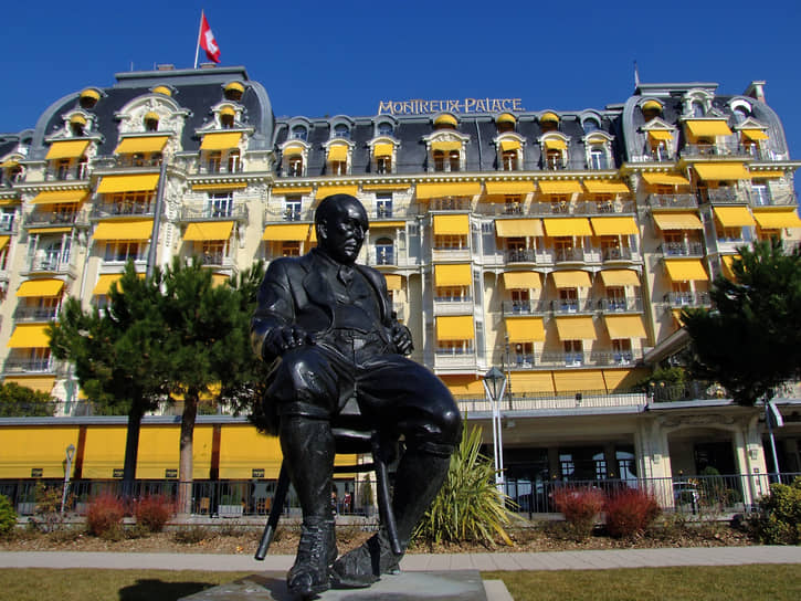Февраль 2011 года. Швейцария, Монтрё. Памятник Владимиру Набокову перед гостиницей «Монтрё Палас», в которой писатель прожил последние годы своей жизни