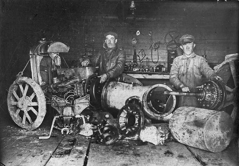 1926 г. Ремонт трактора «Фордзон-Путиловец»