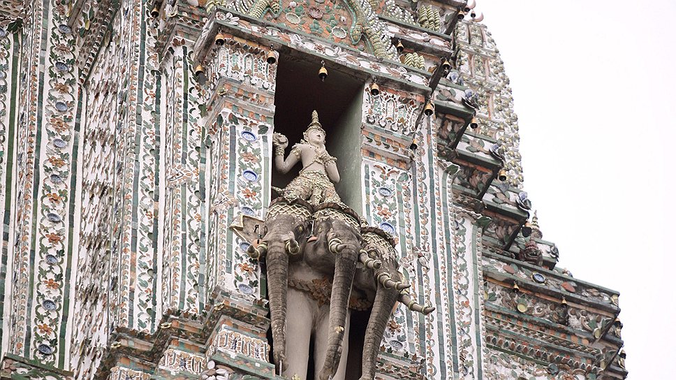 Нехристианская религия и культура в европейских странах воспринимаются как экзотика. И буддийский храм Wat Arun (Temple of The Down) в Бангкоке, который известен своей 79-метровой пагодой, украшенной керамической плиткой и разноцветным фарфором, по-прежнему манит туристов