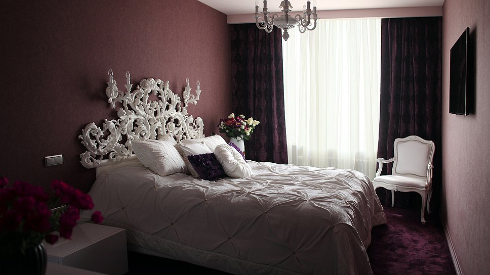 Вся обстановка спальни отличается выразительной барочной стилистикой