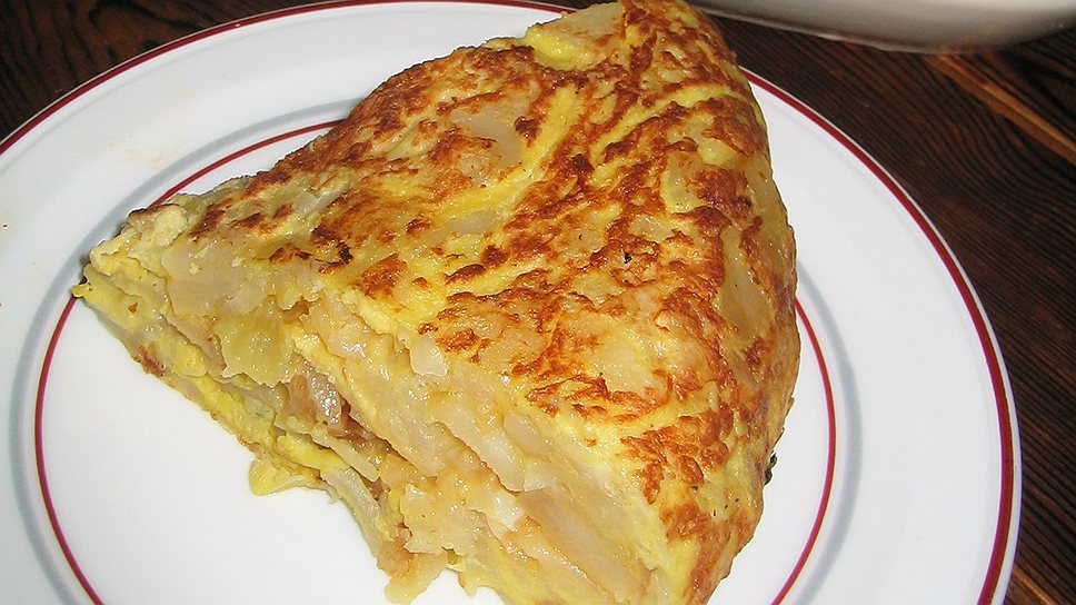 Испанская тортилья — это омлет с картошкой и луком