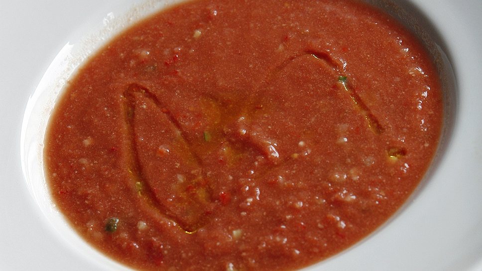 Гаспачо — самое известное за пределами Испании блюдо. Это холодный суп из перетертых, как правило, сырых овощей — в основном помидоров. В него добавляют оливковое масло, чеснок, лук, стручковый перец, могут положить огурцы и хлеб. Гаспачо — в какой-то степени импровизация повара