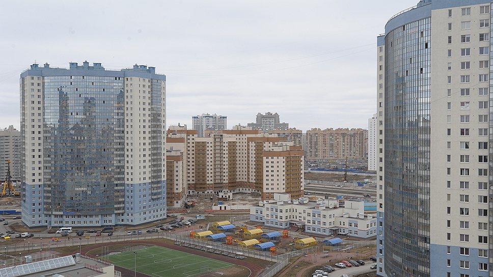 На углу улиц Оптиков и Туристской за пару лет вырос большой новый район с домами массовой застройки