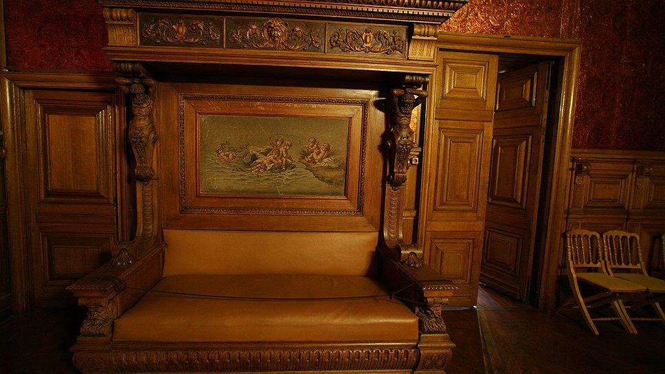 Диван в Дубовой гостиной, выполненной в стиле историзма