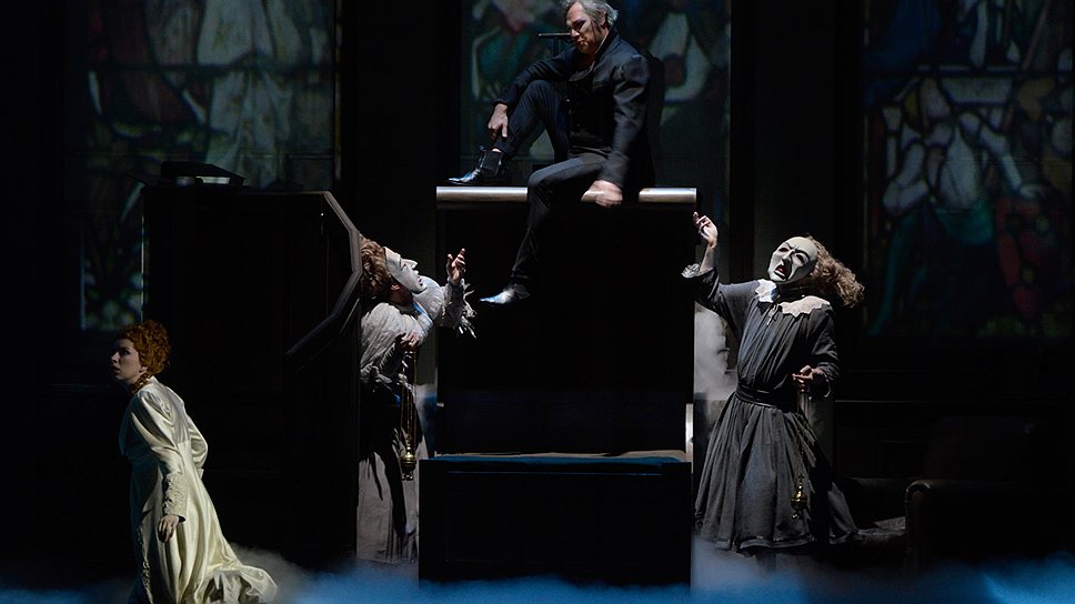Сцена из оперы Гуно «Фауст» в постановке Изабеллы Байуотер на сцене Мариинского театра