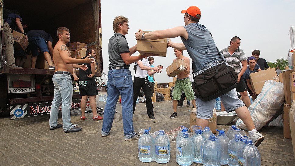 Волонтеры во время сбора гуманитарной помощи в Москве для отправки пострадавшим в результате наводнения в Крымске