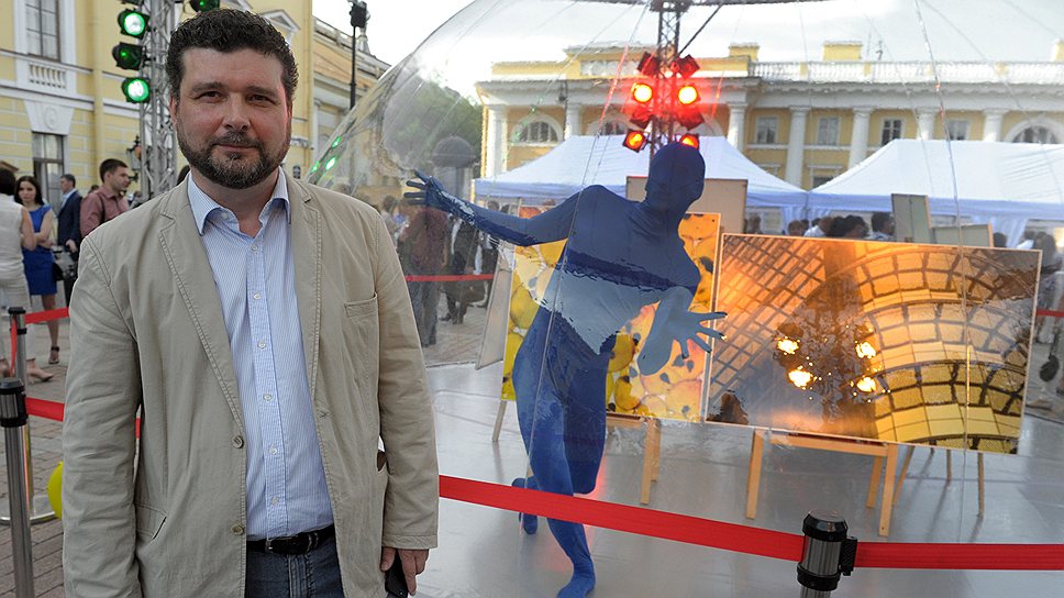 Петербургский фотограф Александр Трофимов, единственный россиянин среди авторов работ, выставленных на аукцион, рядом со своей фотографией «Золото Куала-Лумпура»