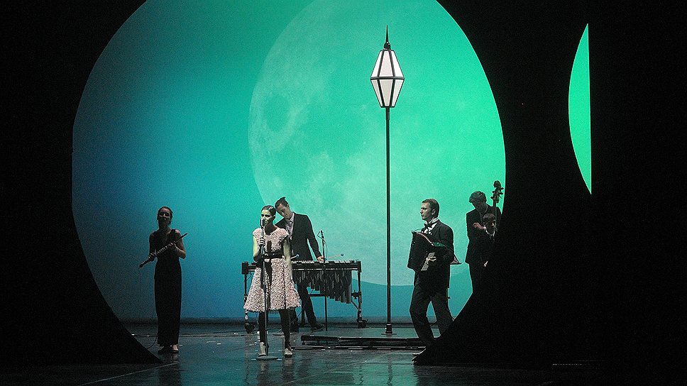 В зеленом свете — символе успеха — по задумке Василия Бархатова, появились цирковые артисты Москвы