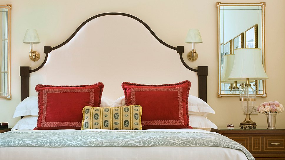 Кровать в одном из «стандартных» номеров нового отеля — текстиль заказывался в Англии