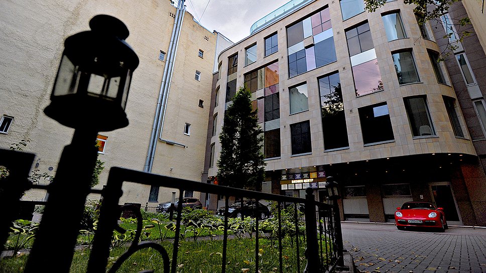 Административное здание на улице Чайковского, 44, вписано в пространство двора