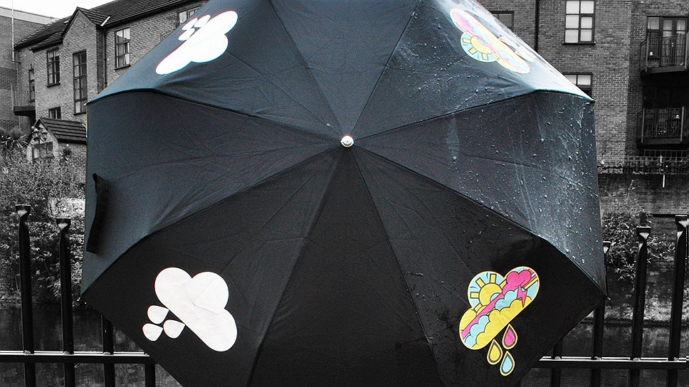 Зонты Color Changing Umbrella изменяют детали своей расцветки при намокании. Пока зонт сухой, рисунок на куполе зонта остается белым, при попадании влаги он обретает цвет, благодаря специальным гидрохромным чернилам, нанесенным на ткань, — они проявляются от влаги