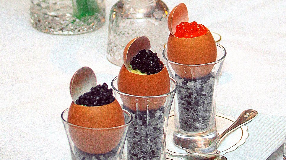 Закуска «Яичная кашка»: три яйца с трюфельным маслом и икрой белуги, осетра и лосося