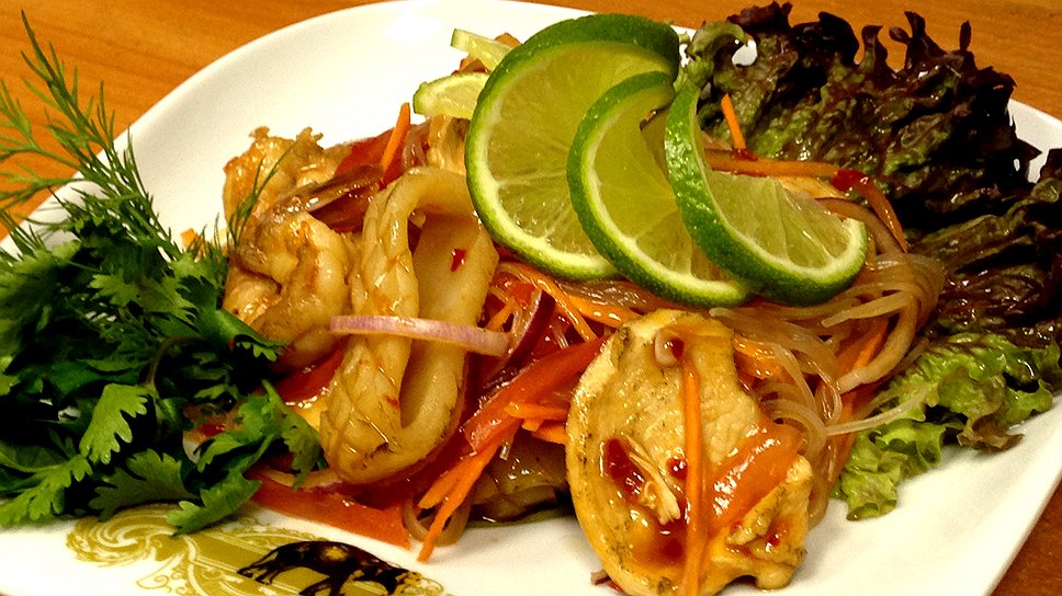 Салат «Бухара»: рисовая лапша, тигровые креветки, андаманский кальмар, дикая курица, зелень, томаты и соус из лайма и тайских специй