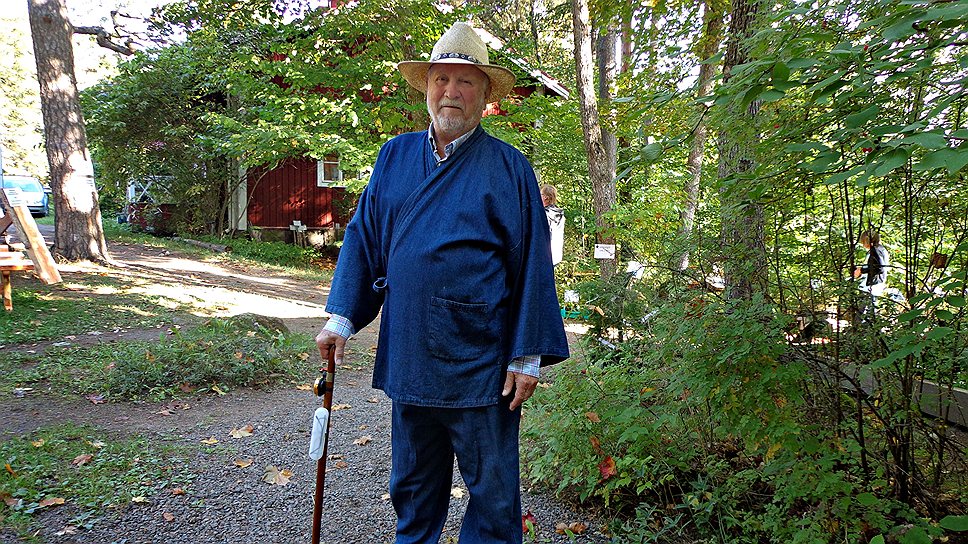 Профессор Петер Тигерштадт, внук создателя дендрария Арборетум Мустила, в льняном одеянии японского лесничего на ярмарке в Элимяки
