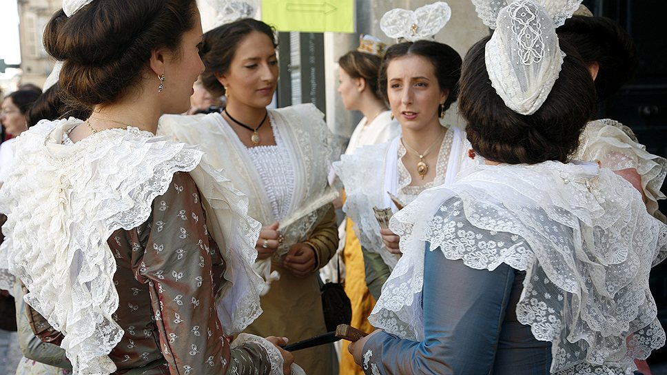 Женщины в нарядах, отделанных кружевом, на фестивале костюмов в Провансе, на Лазурном берегу