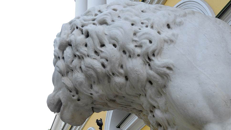 Отель Four Seasons Hotel Lion Palace St. Petersburg класса de luxe открылся в 2013 году в историческом здании. Реставрацией и приспособлением бывшего доходного дома князя Лобанова-Ростовского под гостиницу занималась девелоперская компания «Тристар Инвестмент Холдингс». Общий объем инвестиций в проект составил более $250 млн