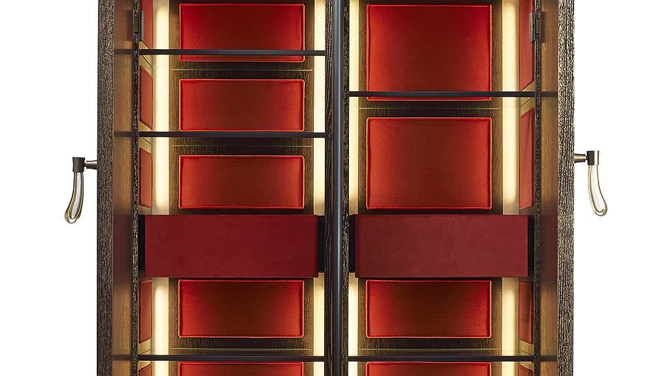Шкаф Tom Bombadi (120 x 56 x 182 см) четкой геометрической формы выполнен из состаренного дуба. Ручки — из муранского стекла, внутренняя обивка — из «пылающего» красного бархата