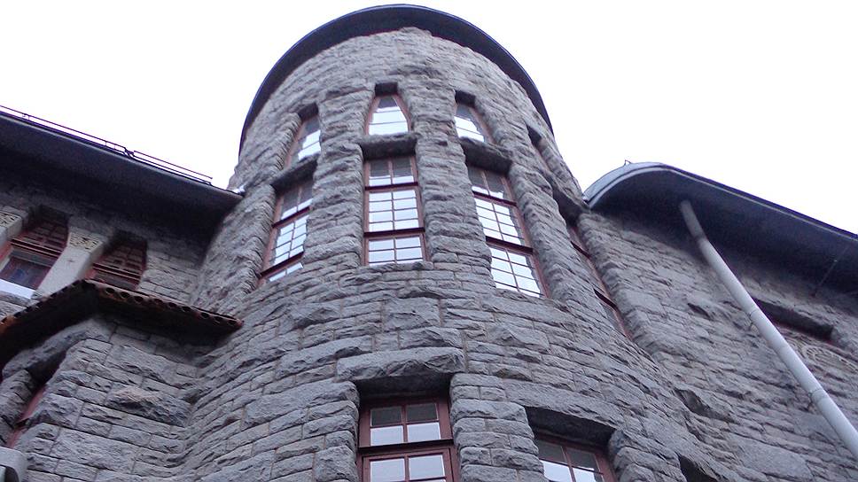 Грубый серый гранит выглядит эффектно, а само здание с башней — по-рыцарски романтично