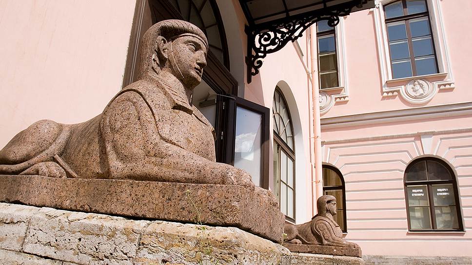 Первые петербургские сфинксы в 1908 году были перевезены к Строгановскому дворцу на Невский, 17, где обитают и сегодня