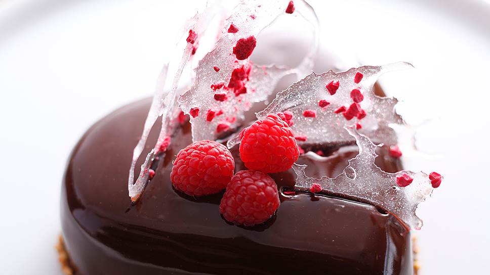 На фоне шоколада ягоды кажутся еще более свежими и спелыми