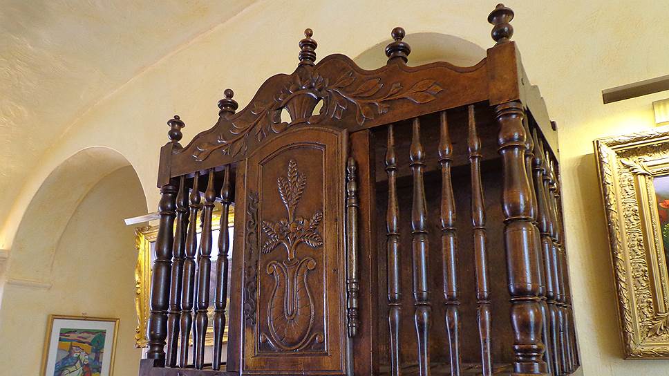 Старинный шкаф для багетов — длинные французские батоны помещались в нем вертикально