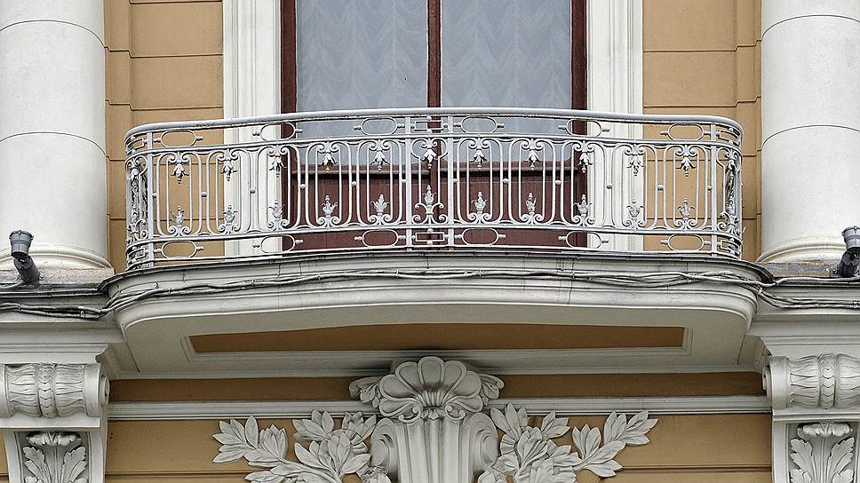 Декорирование фасада растительным орнаментом в виде подобных гирлянд пришло в петербургский модерн из классицизма