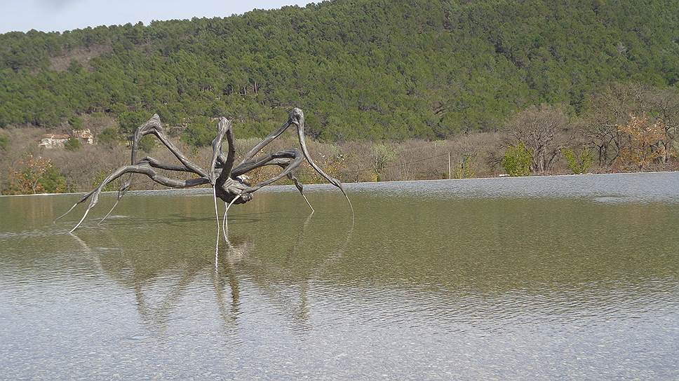 Луиза Буржуа. «Сжавшийся паук» (Crouching Spider). 2003. Бронза