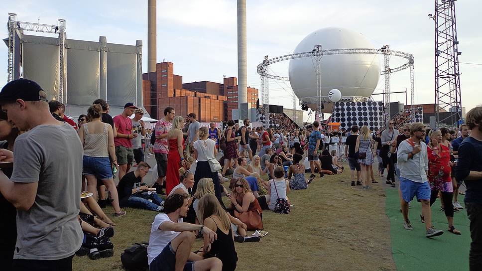 Одна из девяти площадок фестиваля — сфера над амфитеатром зрительских мест, расположенных в одной из промышленных конструкций, носит название Balloon 360° Stage